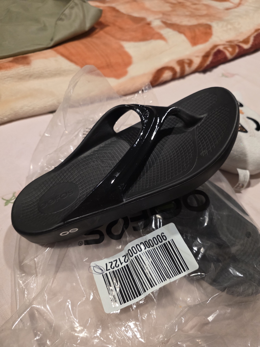 OOFOS Black Recovery Flip Flops - Slip-On Comfort - Picture 4 of 5